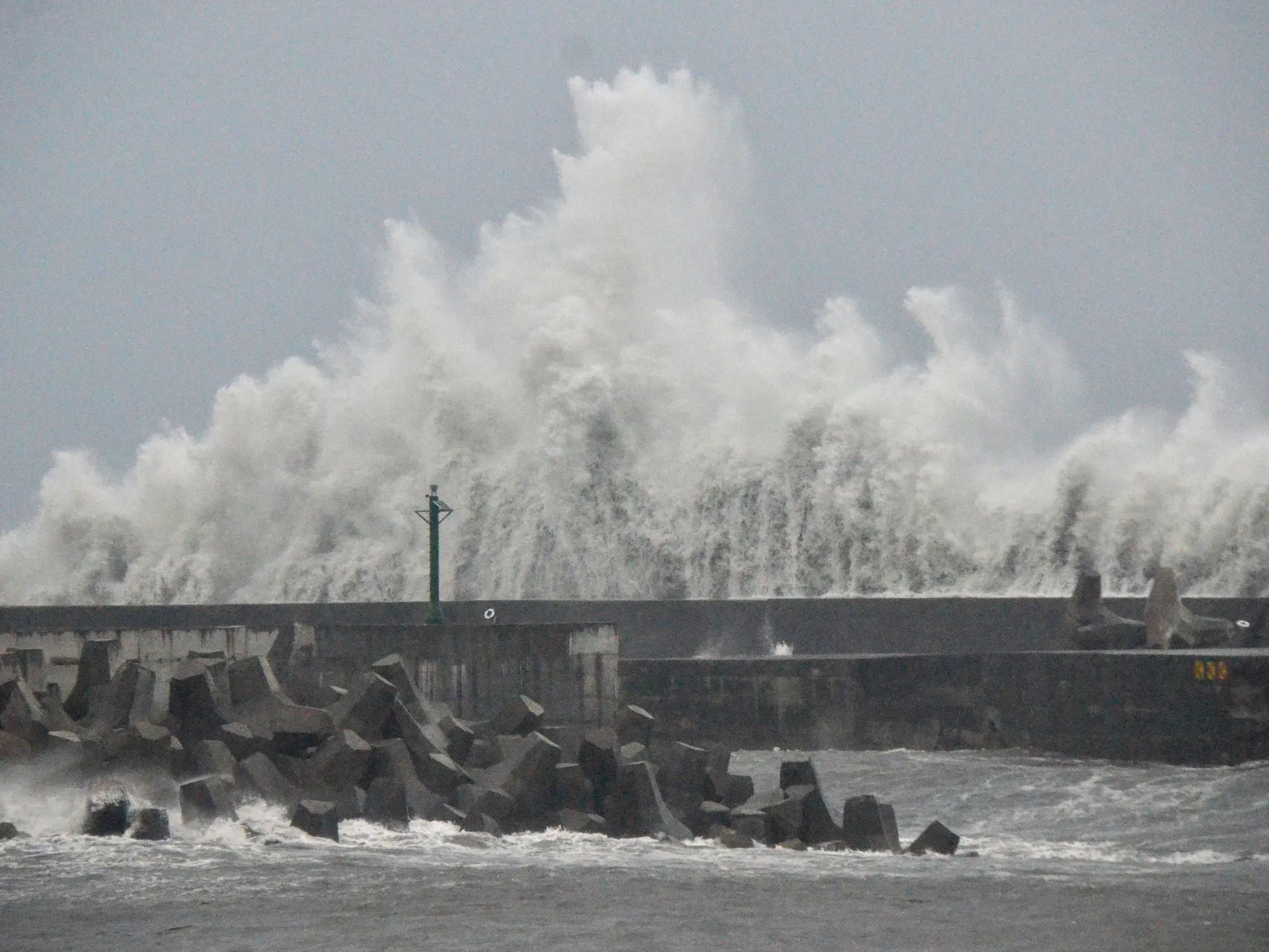 أقوى عاصفة في العالم.. إعصار راجاسا يتسبب في إجلاء 10 آلاف شخص وتعطيل آلاف الرحلات الجوية