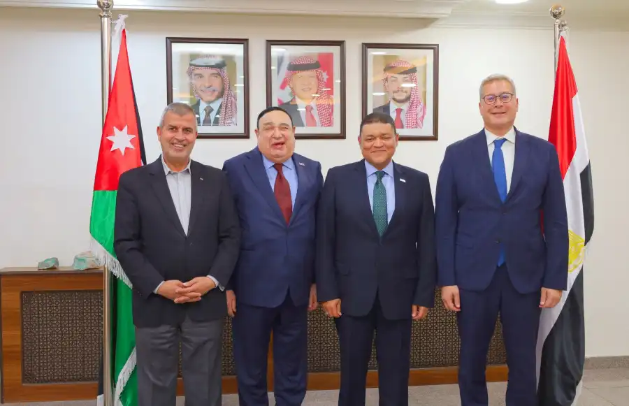 بالصور...الخرابشة يبحث مع نظيره المصري تعزيز التعاون في مجالات الطاقة