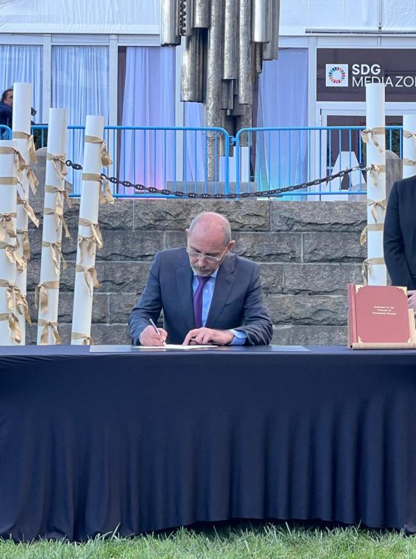 أيمن الصفدي يوقع إعلان حماية العاملين في المجال الإنساني