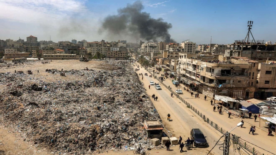 غزة: قرابة 260 ألف طن نفايات متراكمة والخدمات الأساسية على حافة الانهيار