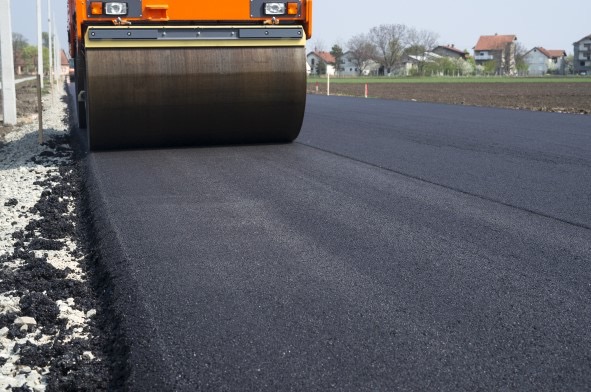 سقوط (مدحلة) أثناء نقلها بواسطة مركبة شحن على الطريق العام