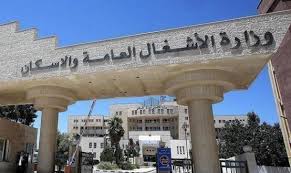 وزارة الأشغال تعيد تأهيل مدخل بلدة زحوم في الكرك