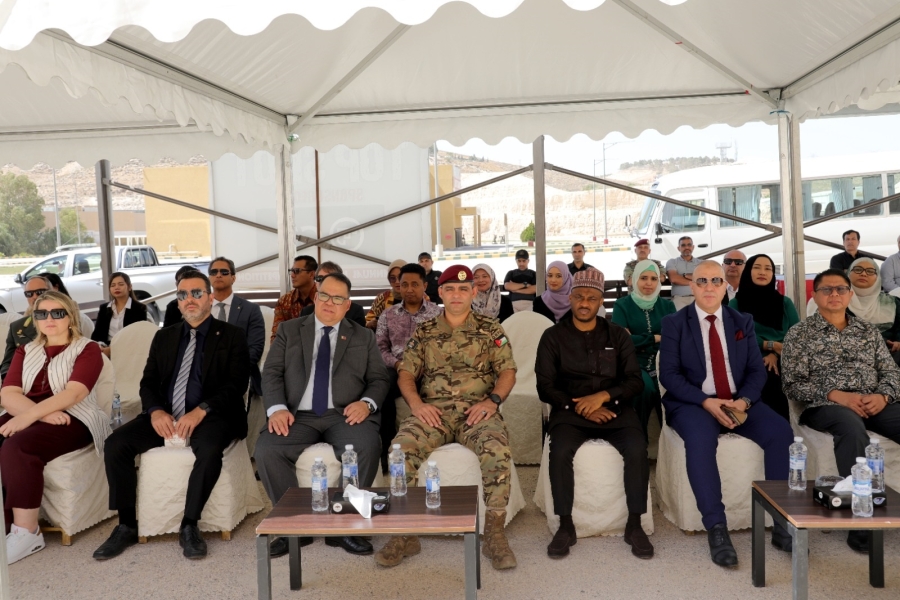 وفد من السفراء المعتمدين يزور مركز الملك عبدالله الثاني لتدريب العمليات الخاصة