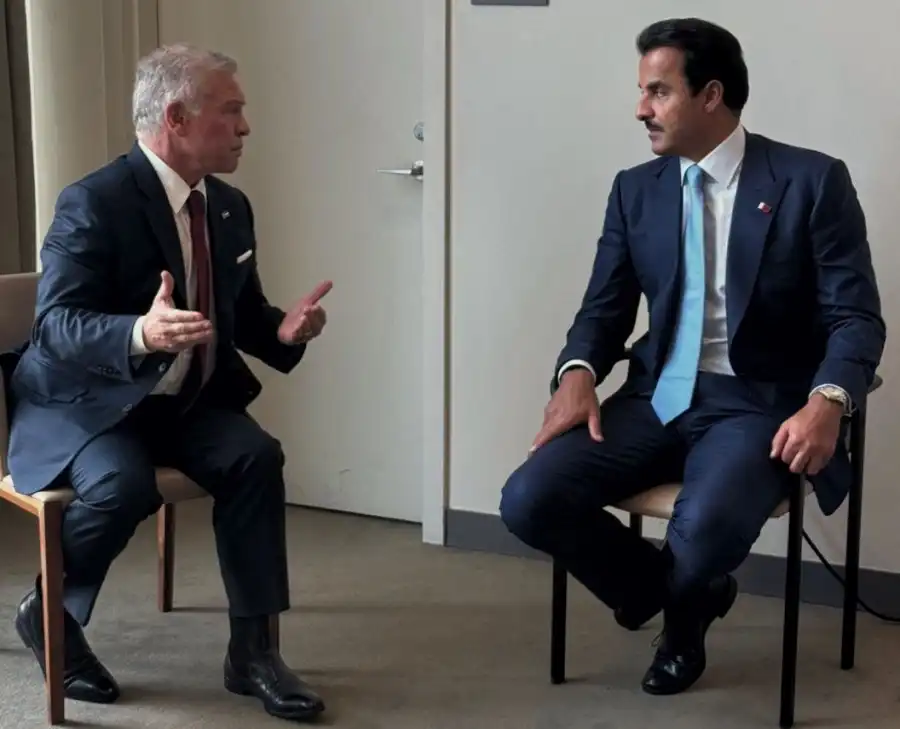 صورة تجمع جلالة الملك عبدالله الثاني وأمير قطر الشيخ تميم في لقاء أخوي