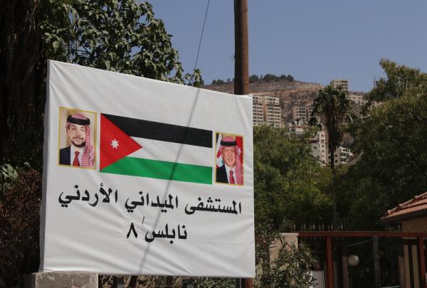 طواقم المستشفى الميداني نابلس 8 تباشر عملها