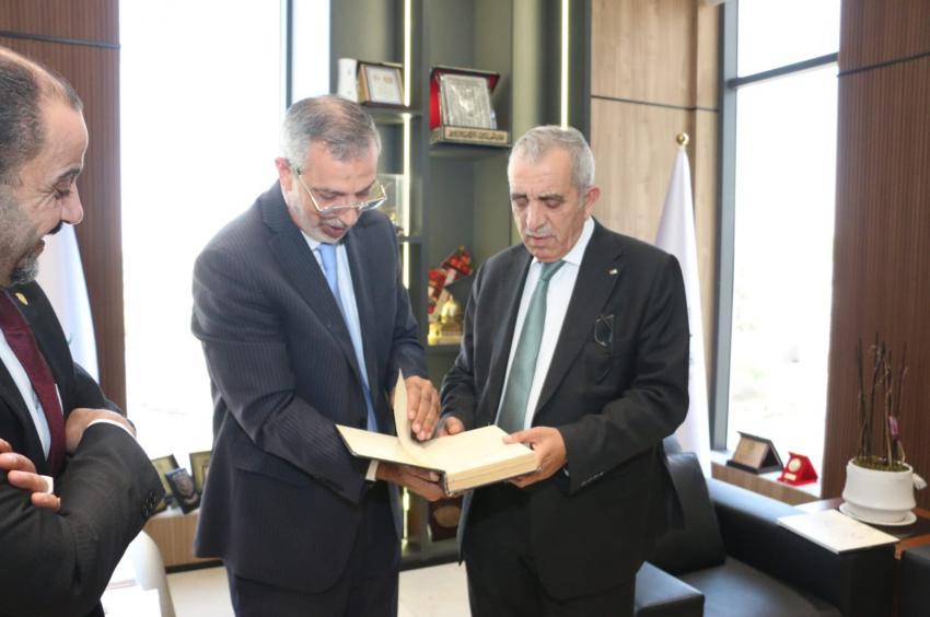 الرواشدة يزور نقابة المحامين ويؤكد أهمية تعميق الثقافة القانونية