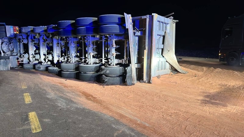 اغلاق كامل لحركة السير على “الصحراوي” باتجاه الجنوب بعد تدهور وإنقلاب شاحنة في القويرة