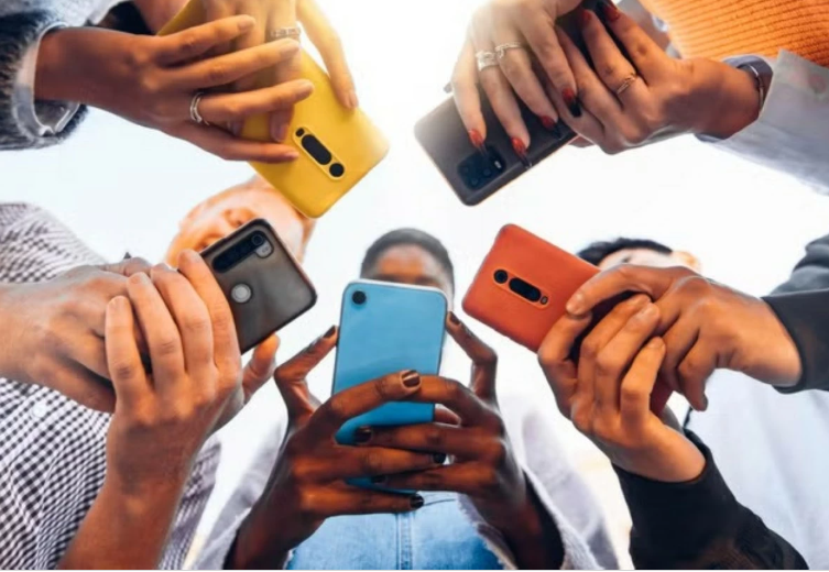 ماذا يعني أن تنظر باستمرار إلى هاتفك المحمول يوميًا؟ .. تفسير علم النفس