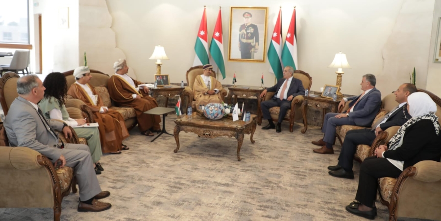 وزير الثقافة يبحث ووزير الإعلام العُماني سبل تعزيز التعاون المشترك