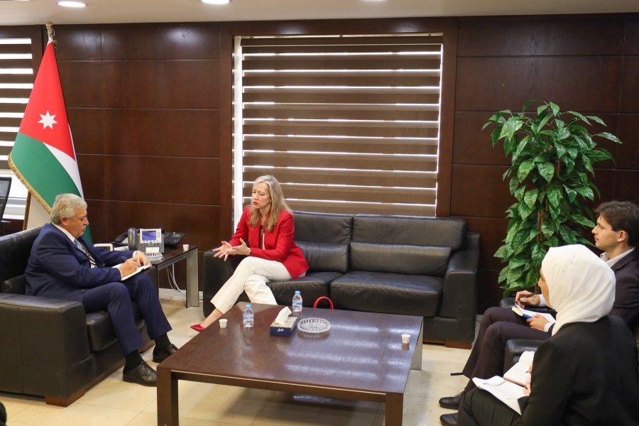 مباحثات بين وزير النقل والمنسق الأممي لتعزيز دعم القطاع