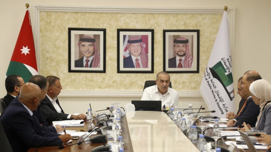 اجتماع في وزارة الأشغال لمناقشة خطط تطوير جسر الملك حسين