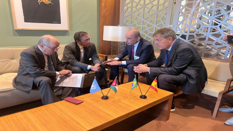 الصفدي يعقد اجتماعا مع نظيريه الإسباني والبرازيلي بحضور مفوض الأونروا