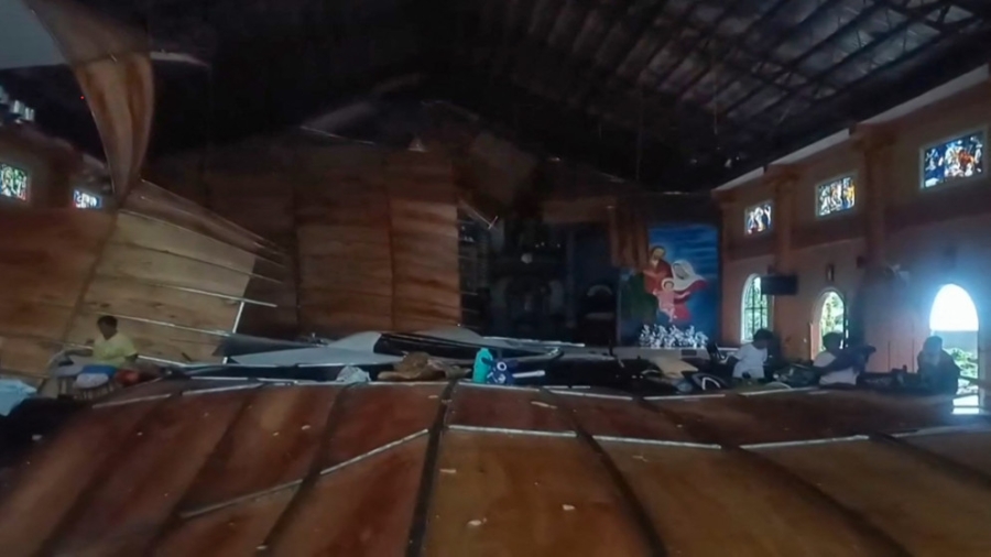 ثلاثة قتلى وإجلاء 400 ألف شخص بسبب عاصفة قوية في الفلبين