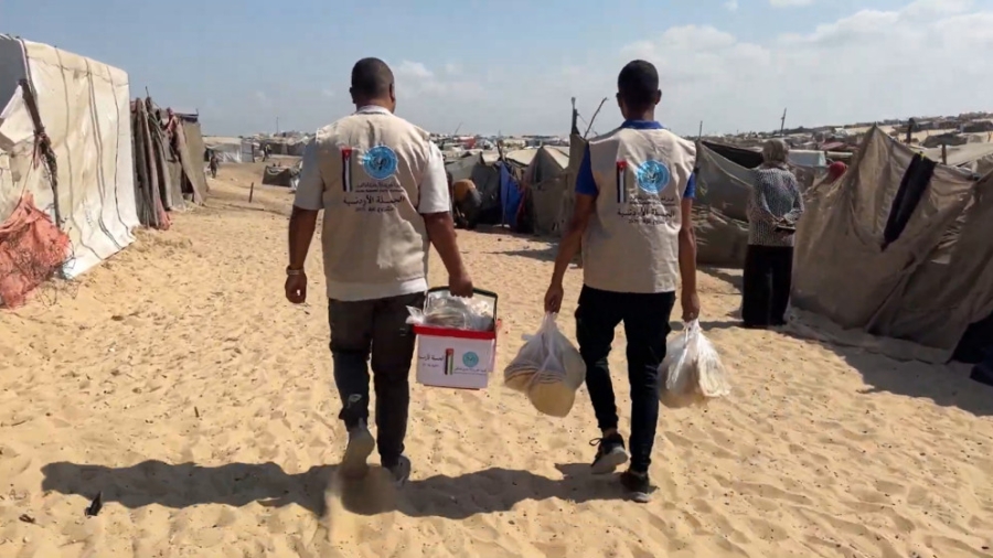 الحملة الأردنية والهيئة الخيرية الهاشمية توزعان الخبز على نازحين في خان يونس