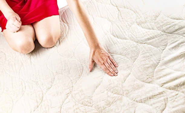 التخلص من بقع الدهون على المفارش والألحفة الملونة بـ7 حيل بسيطة