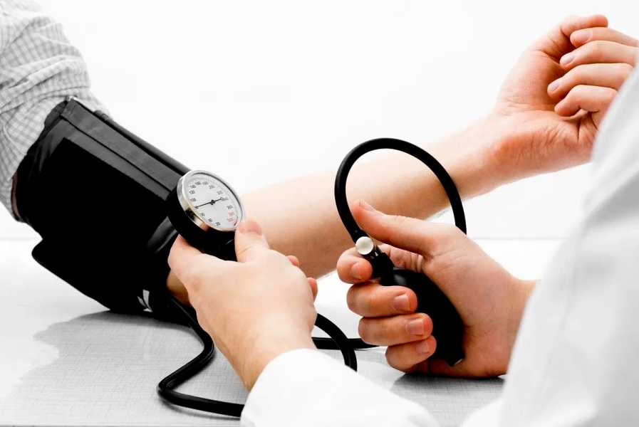 770 مواطناً يستفيدون من اليوم الطبي المجاني في الهاشمية