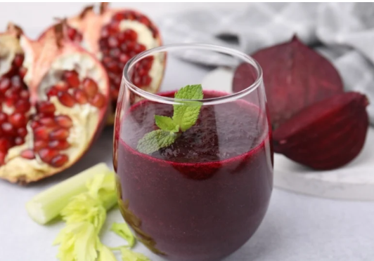 عصير الرمان والشمندر: فوائد مذهلة وأضرار محتملة