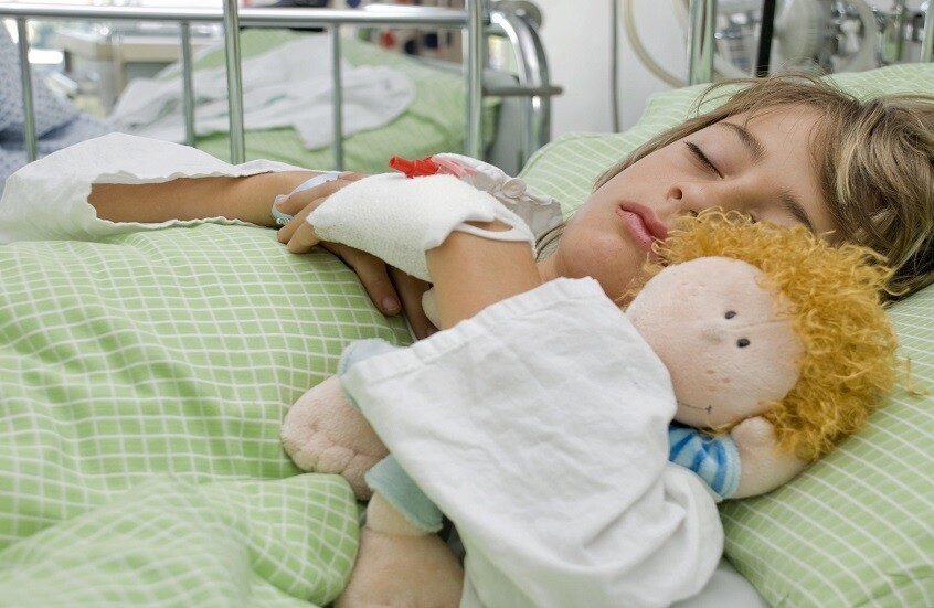 كيف تحمي طفلك عند المرض؟ .. نصائح لتفادي أخطاء العلاج المنزلي