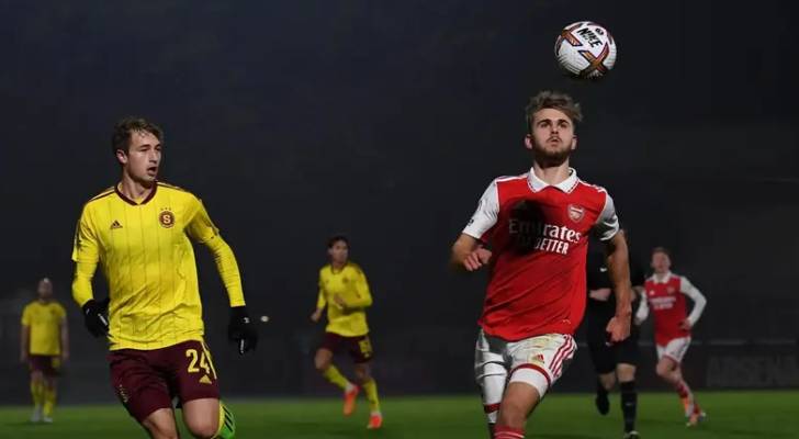 وفاة لاعب أرسنال السابق بيلي فيغار عن عمر 21 عاماً بعد إصابة خطيرة في الملعب