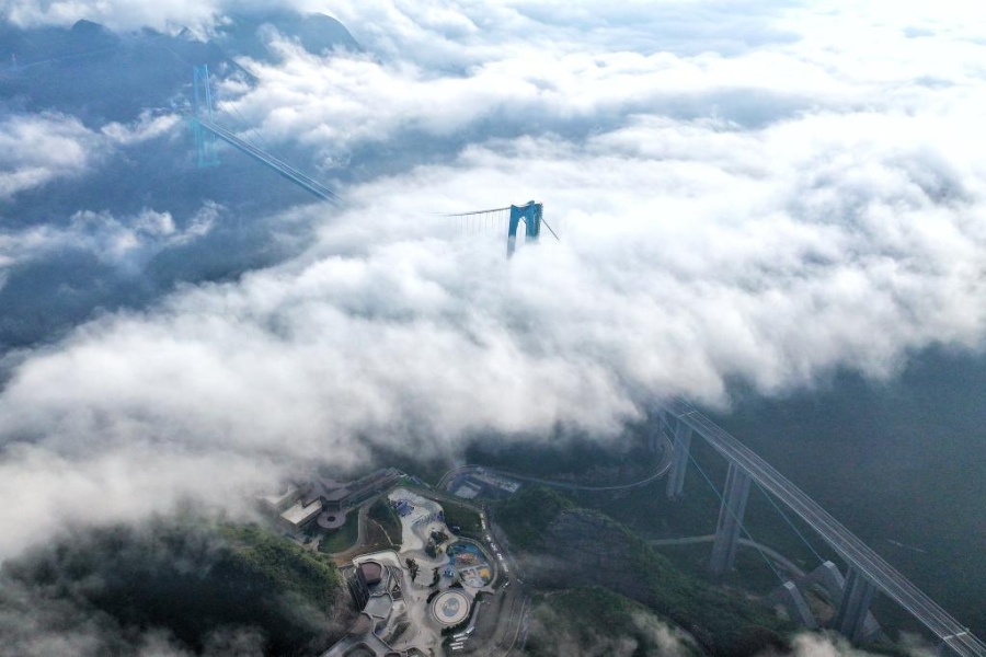 الصين تفتتح أطول جسر في العالم أمام حركة المرور