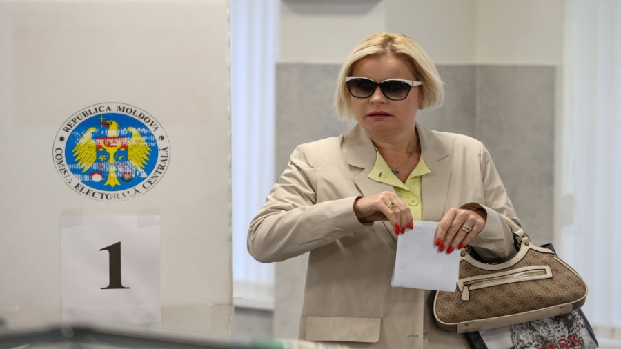 بدء التصويت في انتخابات برلمانية حاسمة في مولدوفا