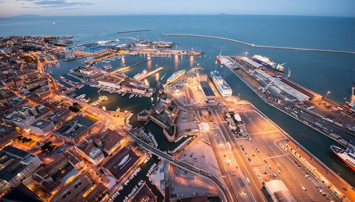 عمال الموانئ الأوروبيون يوسّعون مقاطعة شحن الأسلحة إلى إسرائيل