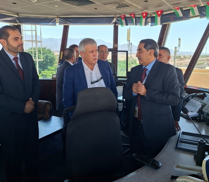 وزير النقل يؤكد أهمية تحسين الملاحة الجوية