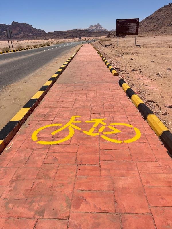 مسار خاص للدراجات الهوائية على طريق وادي رم