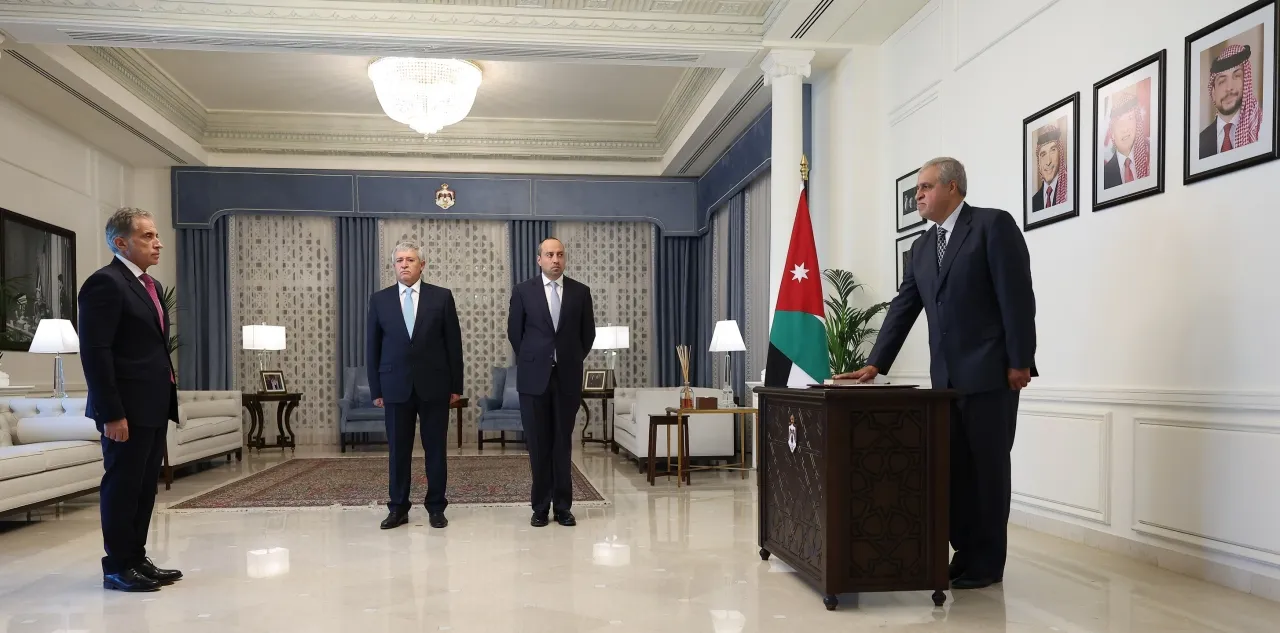 الفرجات يؤدي القسم رئيساً لمجلس مفوضي هيئة الطيران المدني