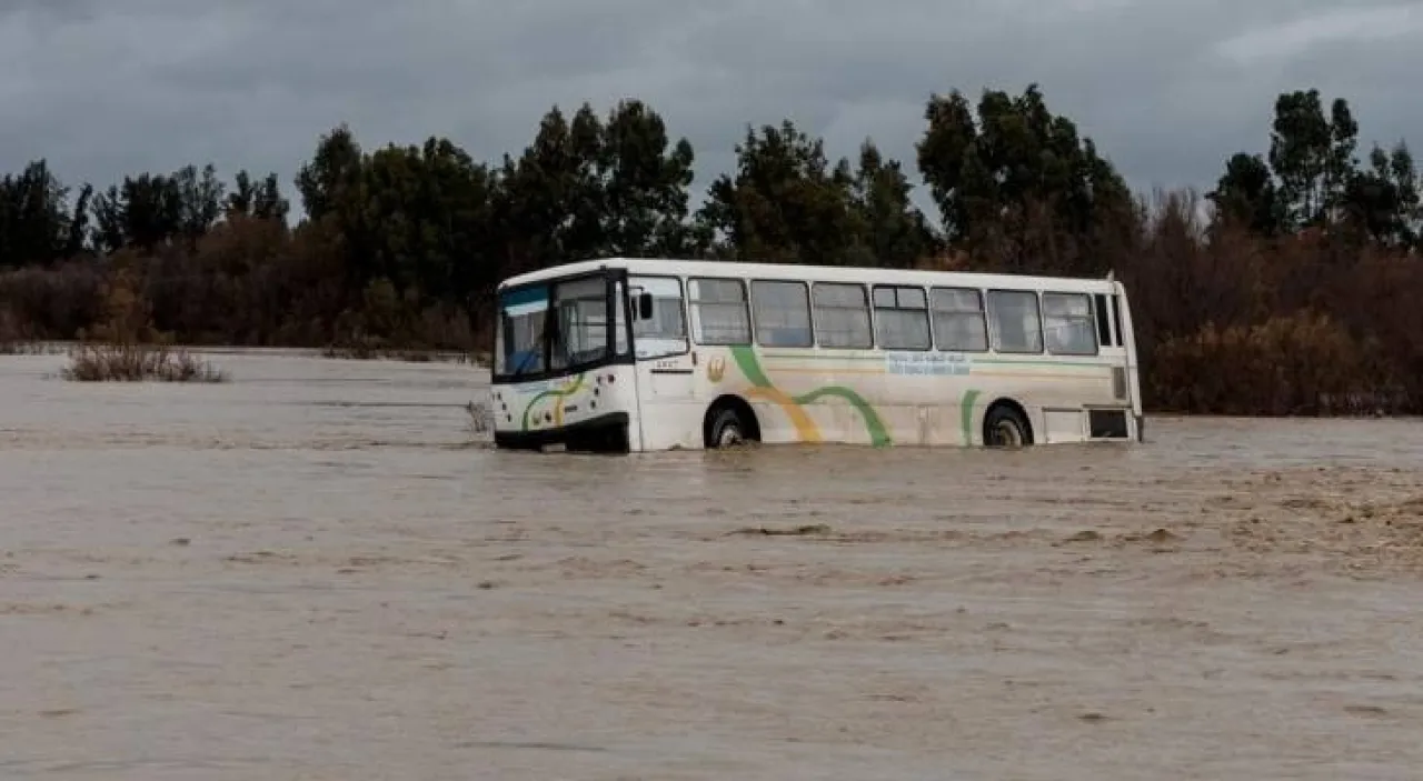 بينهم طفلان ورضيع .. 5 قتلى في فيضانات بالجزائر