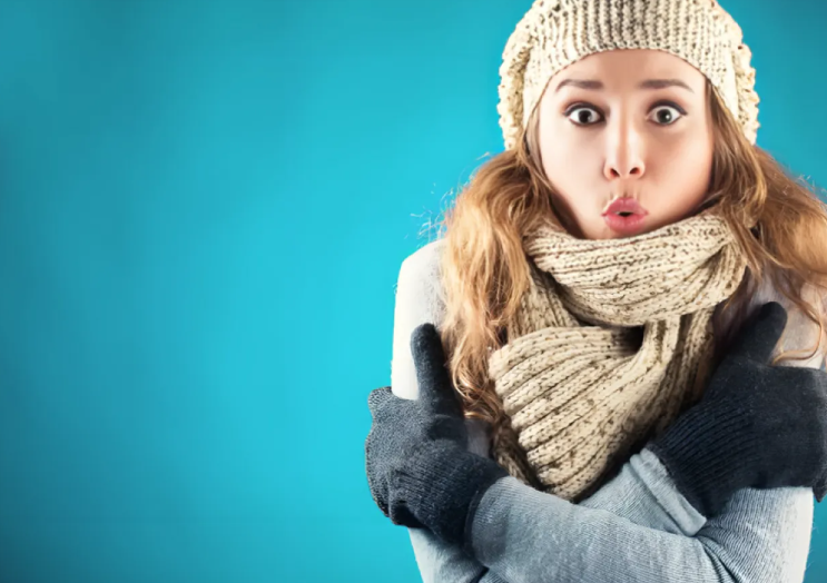 دراسة : توضح لغز شعور النساء الدائم بالبرودة