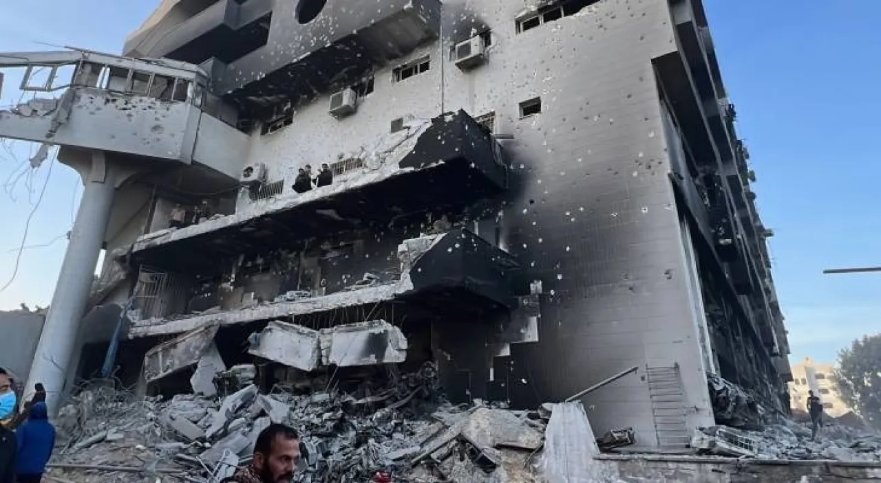 حزام ناري عنيف بمحيط مستشفى الشفاء