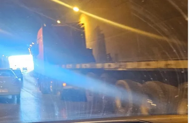 تعطل تريلا في نفق صويلح يبطئ حركة السير باتجاه المدينة الطبية