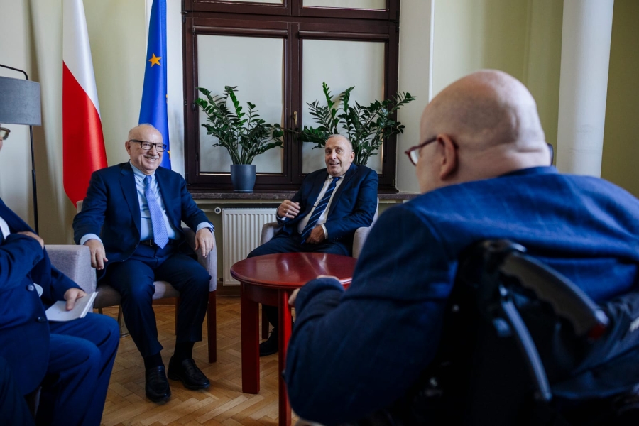 العين الكسبي يلتقي عددًا من أعضاء مجلس الشيوخ البولندي في وارسو