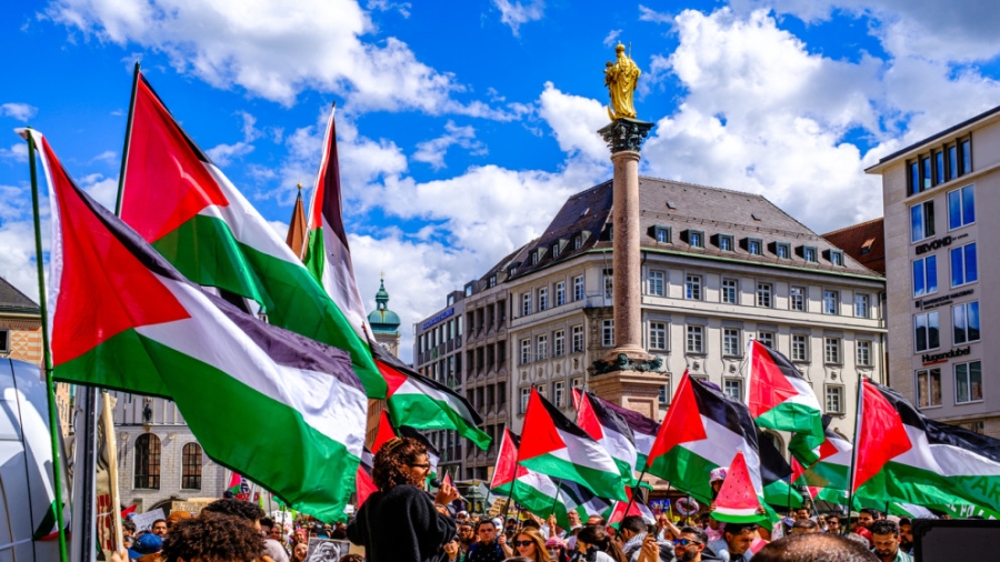 علم فلسطين يتسيد العالم في يوم العلم