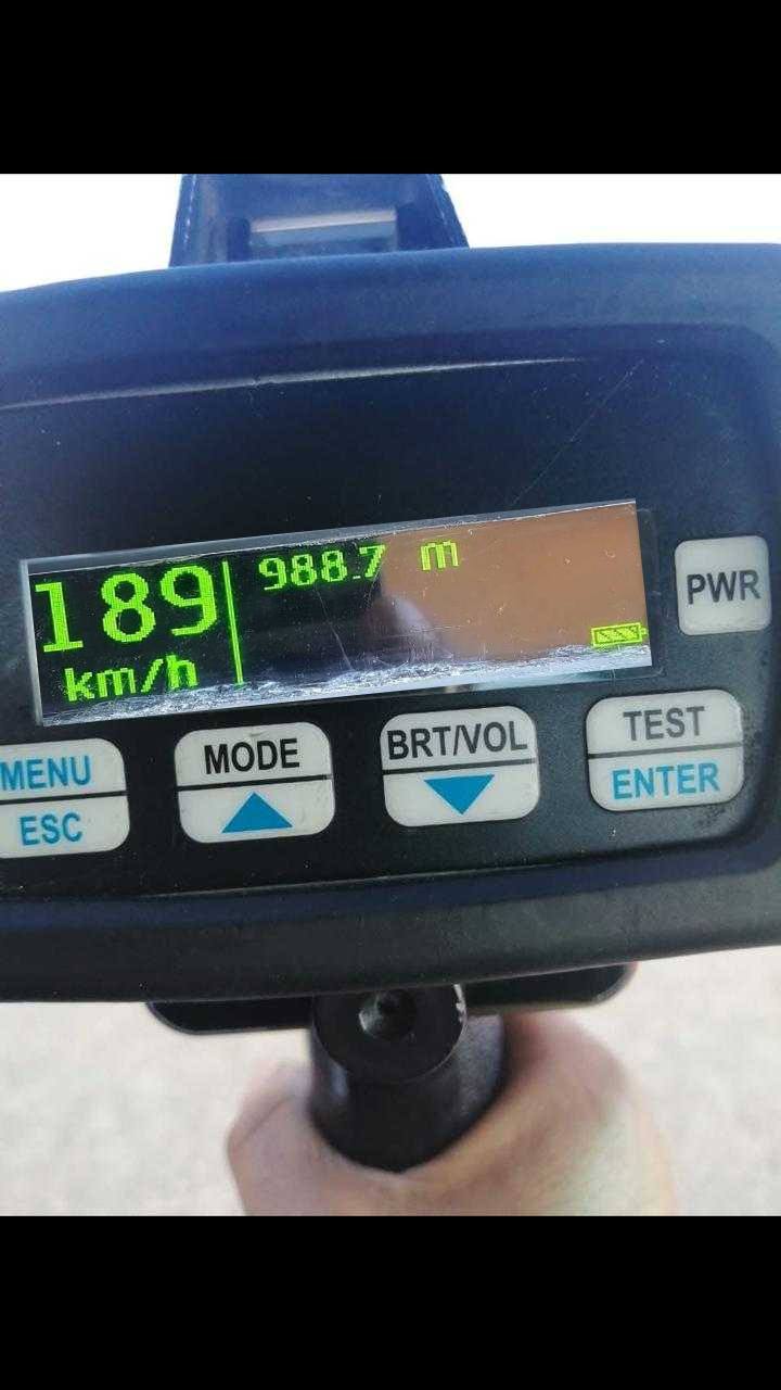 ضبط مركبتين تسيران بسرعات عالية على طريق الأزرق