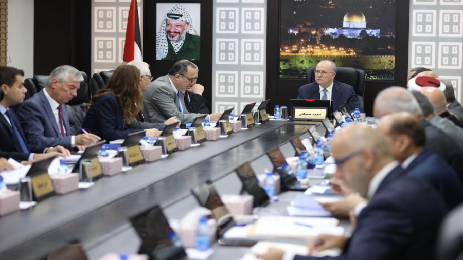 الحكومة الفلسطينية تؤكد استعدادها لتحمل كامل مسؤولياتها في الضفة والقطاع