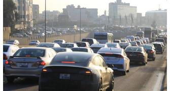 تدهور مركبة يتسبب بتحويل مؤقت للسير القادم من عمان باتجاه الزرقاء