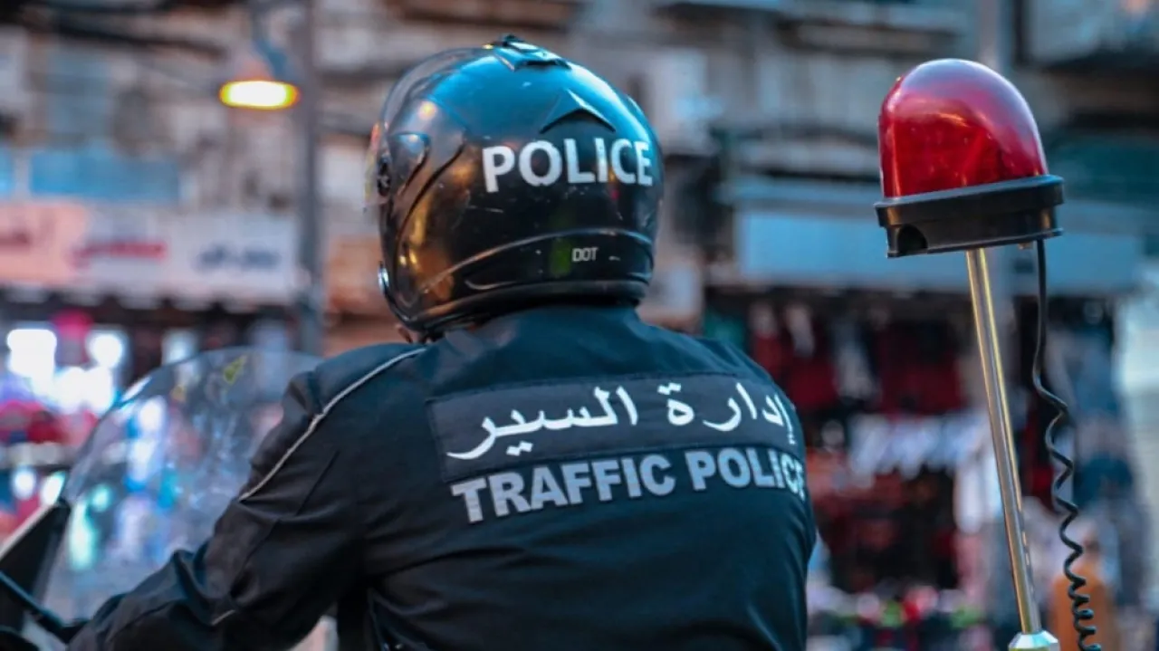 دورية سير وطبيب ينقذان حياة طفل بعد سقوطه من الطابق الثاني