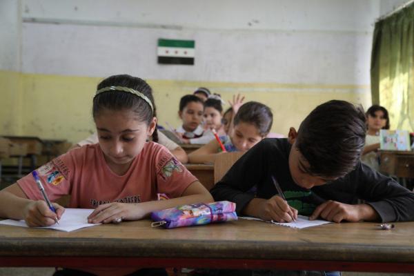 منع طلبة المدارس من ترديد الشعارات والأناشيد حتى اعتماد الجديد في سوريا