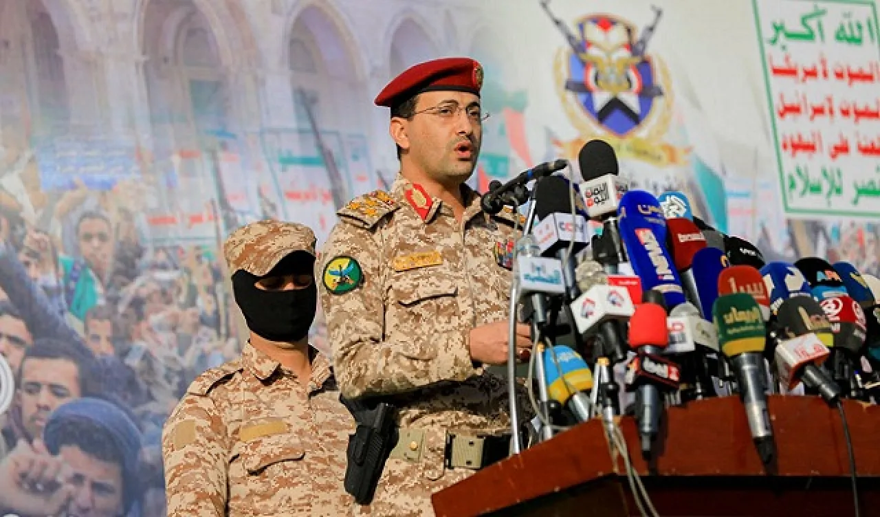 الحوثيون يعلنون استهداف سفينة مرتبطة بإسرائيل في خليج عدن