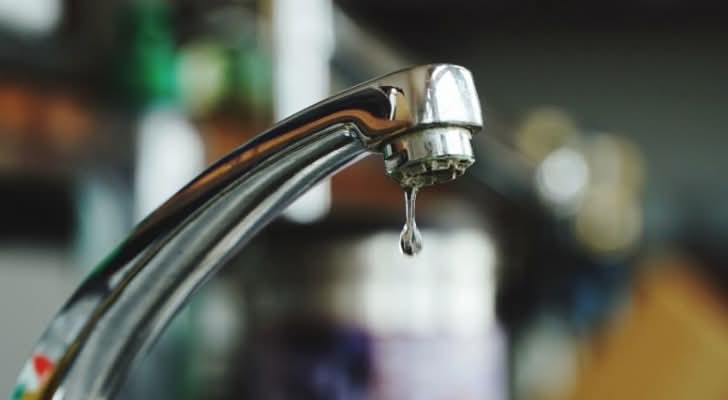 عطل مفاجئ يوقف ضخ المياه عن مناطق واسعة في إربد الخميس.. ومياه اليرموك تعلن الأسماء