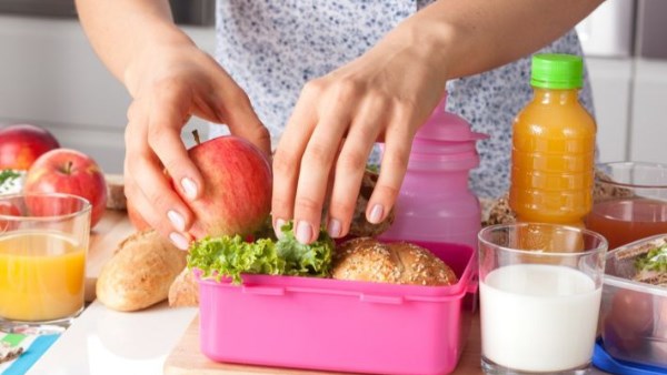 10 أكلات تجنبيها.. أطعمة ممنوعة في المدرسة للأطفال