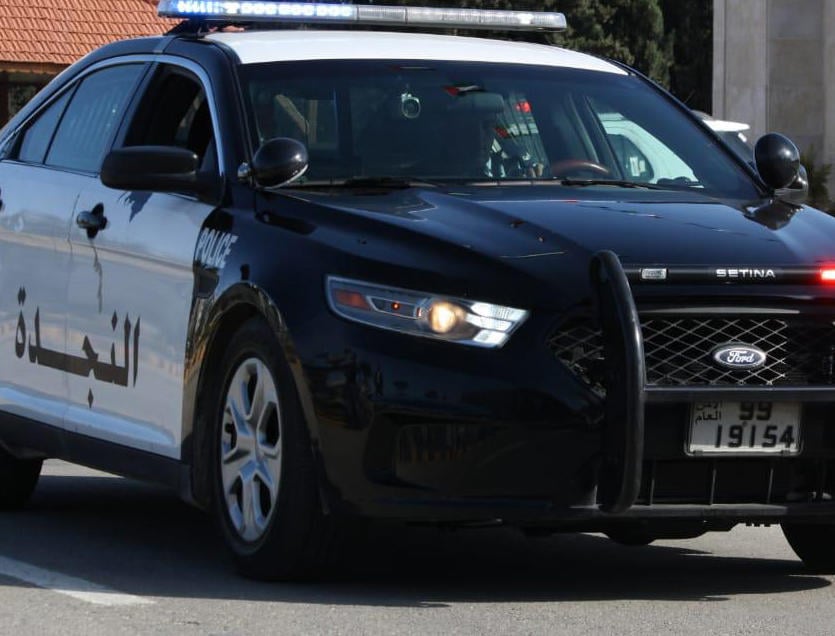 الأمن يلقي القبض على مطلقي النار تجاه مركبة بلدية الزرقاء