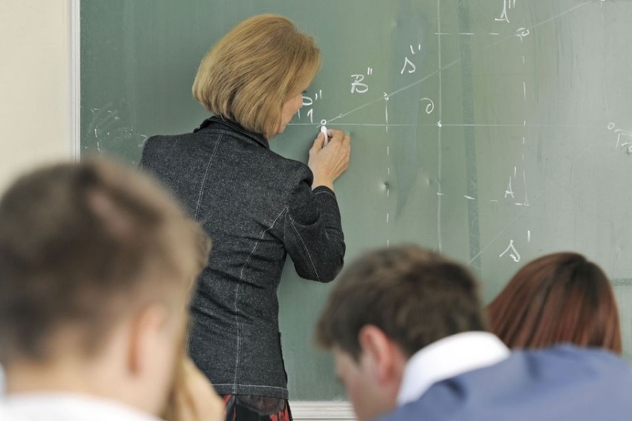 الإحصاءات: الأردنيات يفضلن العمل بالتعليم والصحة في القطاع العام