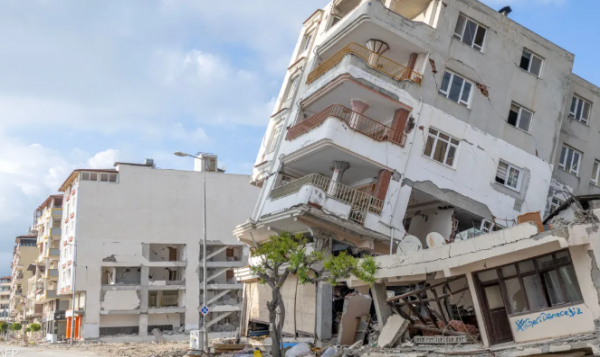 زلزال يضرب تركيا ويهز مبانٍ في اسطنبول