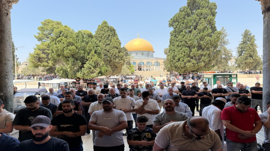 45 ألفا يؤدون صلاة الجمعة في المسجد الأقصى المبارك