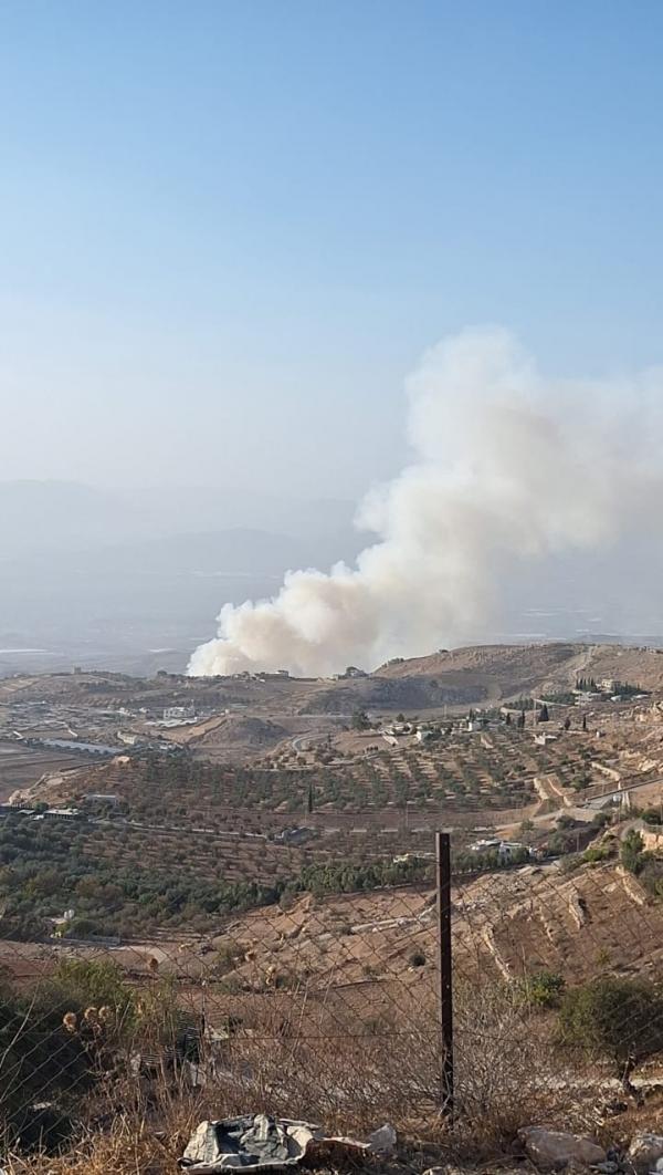 بالفيديو...أدخنة كثيفة وروائح كريهة بسبب حريق بمكب نفايات الحمرة في السلط