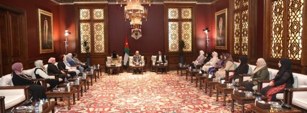 رئيس الديوان الملكي يلتقي وفدًا من مبادرة نشميات العقبة