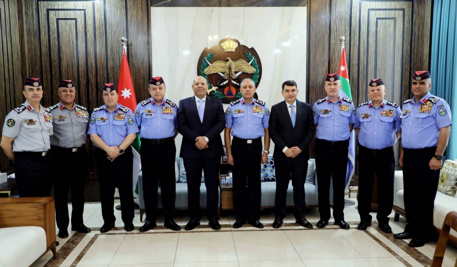 مدير الأمن العام يكرم لواءين متقاعدين